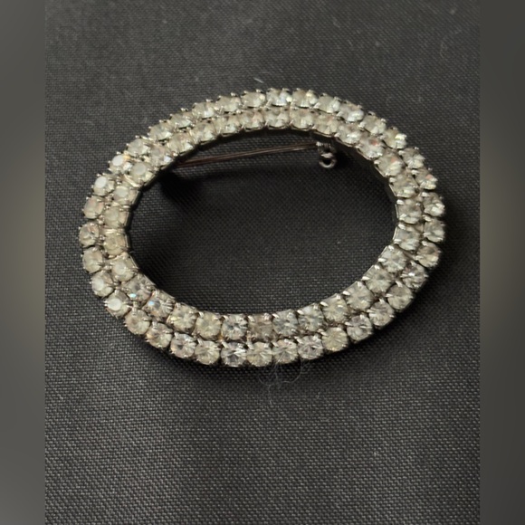 Vintage Rhinestone Wreath Silvertone brooch - Picture 3 of 6